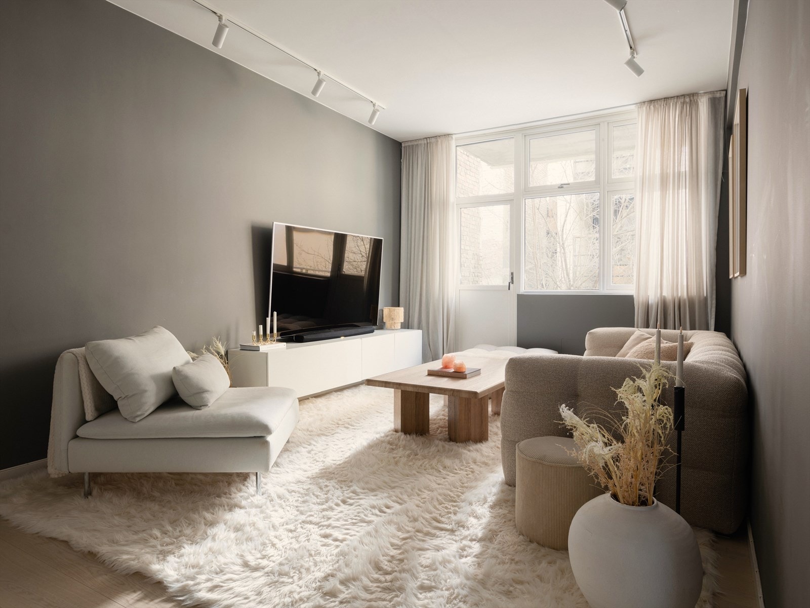 Flytt rett inn i et lekkert, påkostet og moderne hjem der estetikk og funksjonalitet går hånd i hånd. Galleribilde