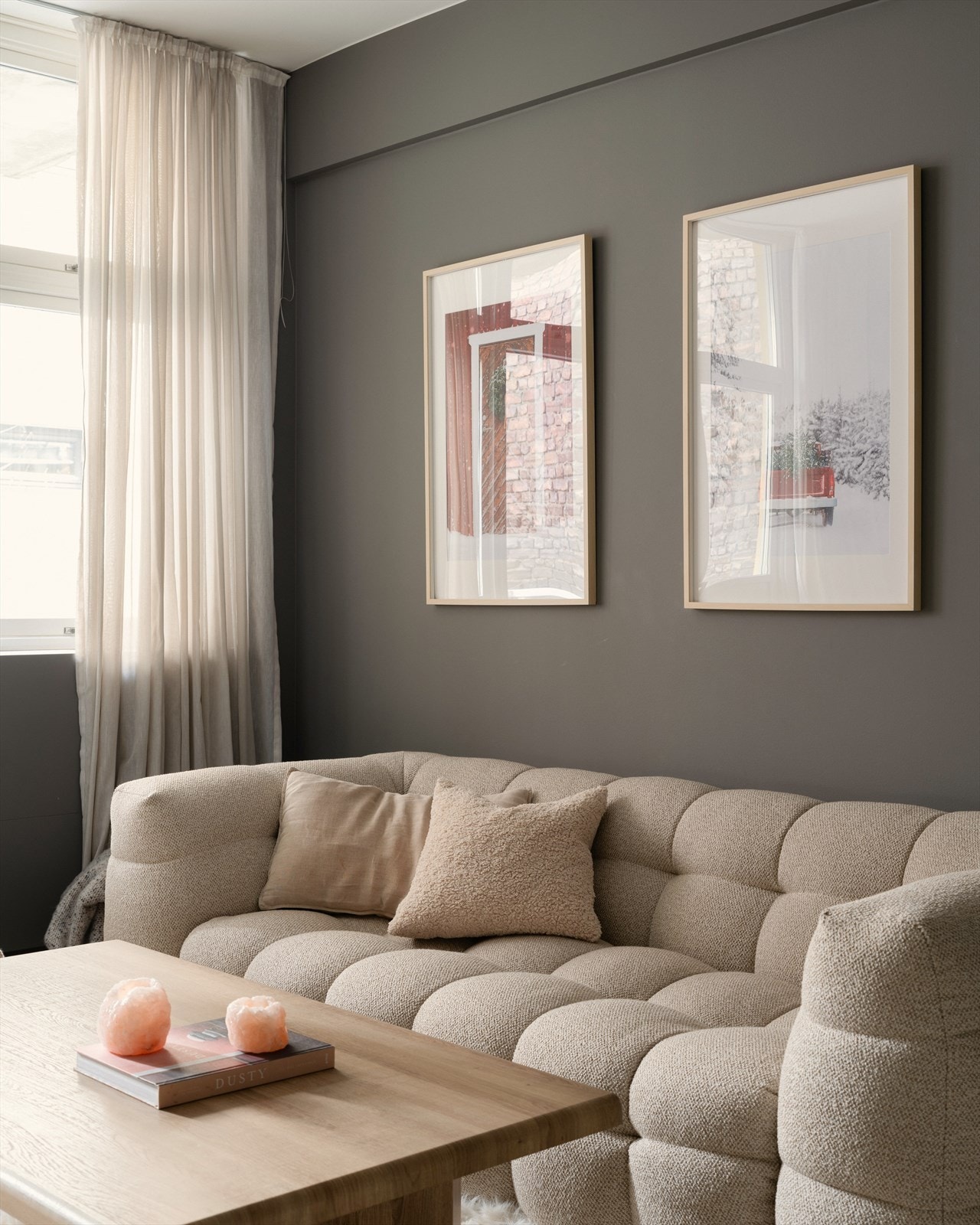 Leiligheten har en delikat og moderne fargepalett som harmonerer godt med hverandre. Galleribilde