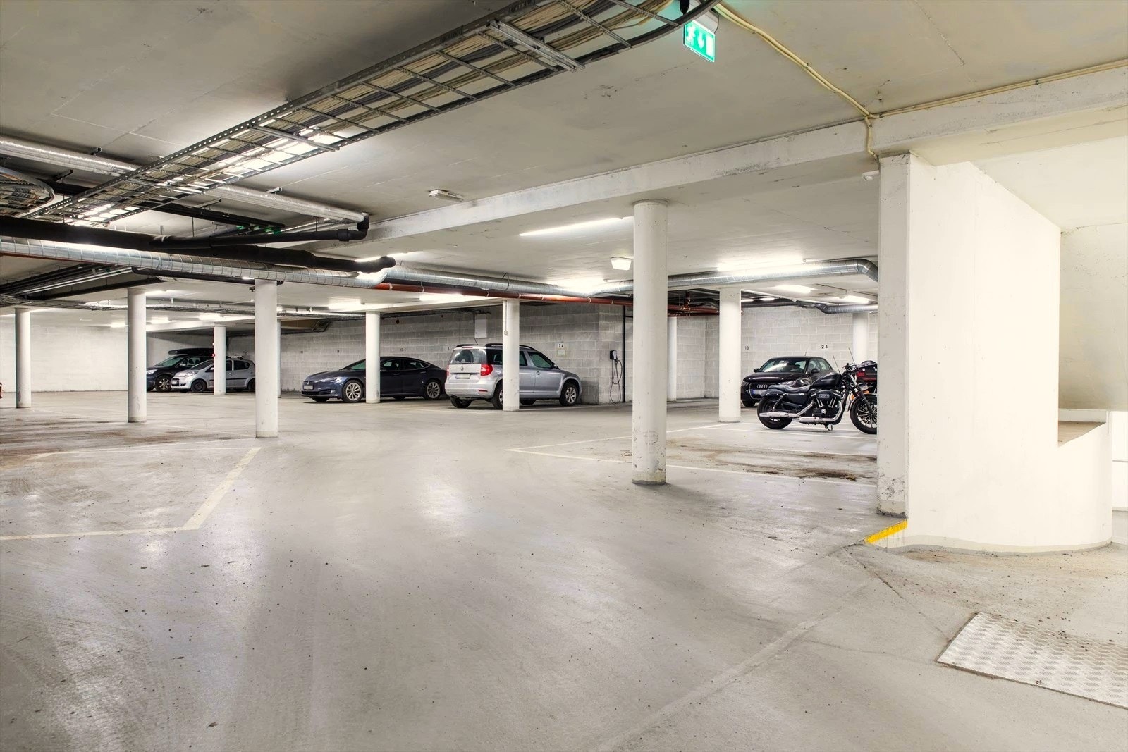 Det er mulighet for kjøp av garasjeplass med lading gjennom Aneo (22kW effekt) i kjeller. Konferer med megler ved interesse. Galleribilde