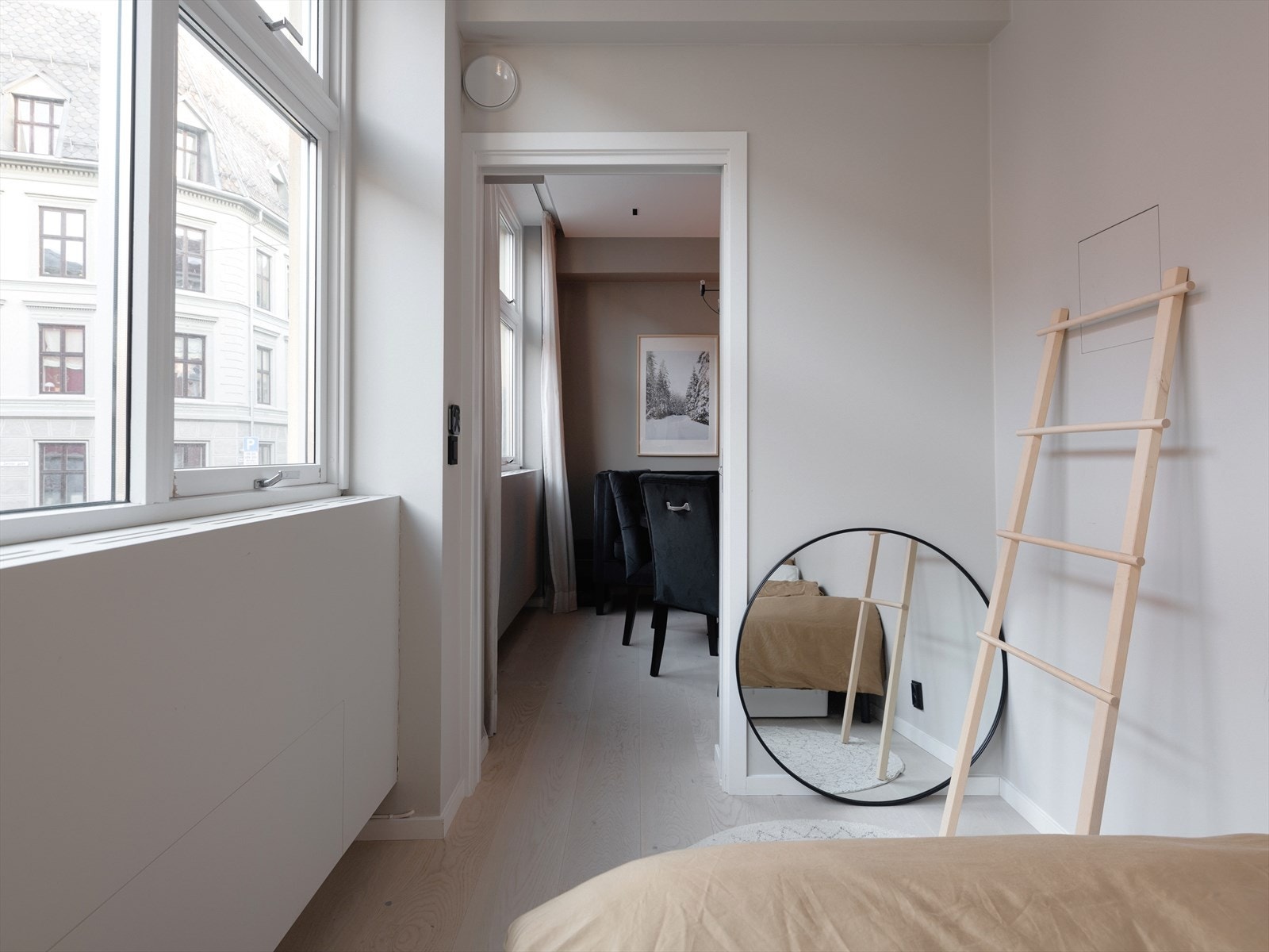 Rommet har flere bruksmuligheter etter ønske og behov. Skyvedøren utgjør en pratisk og arealeffektiv løsning. Galleribilde