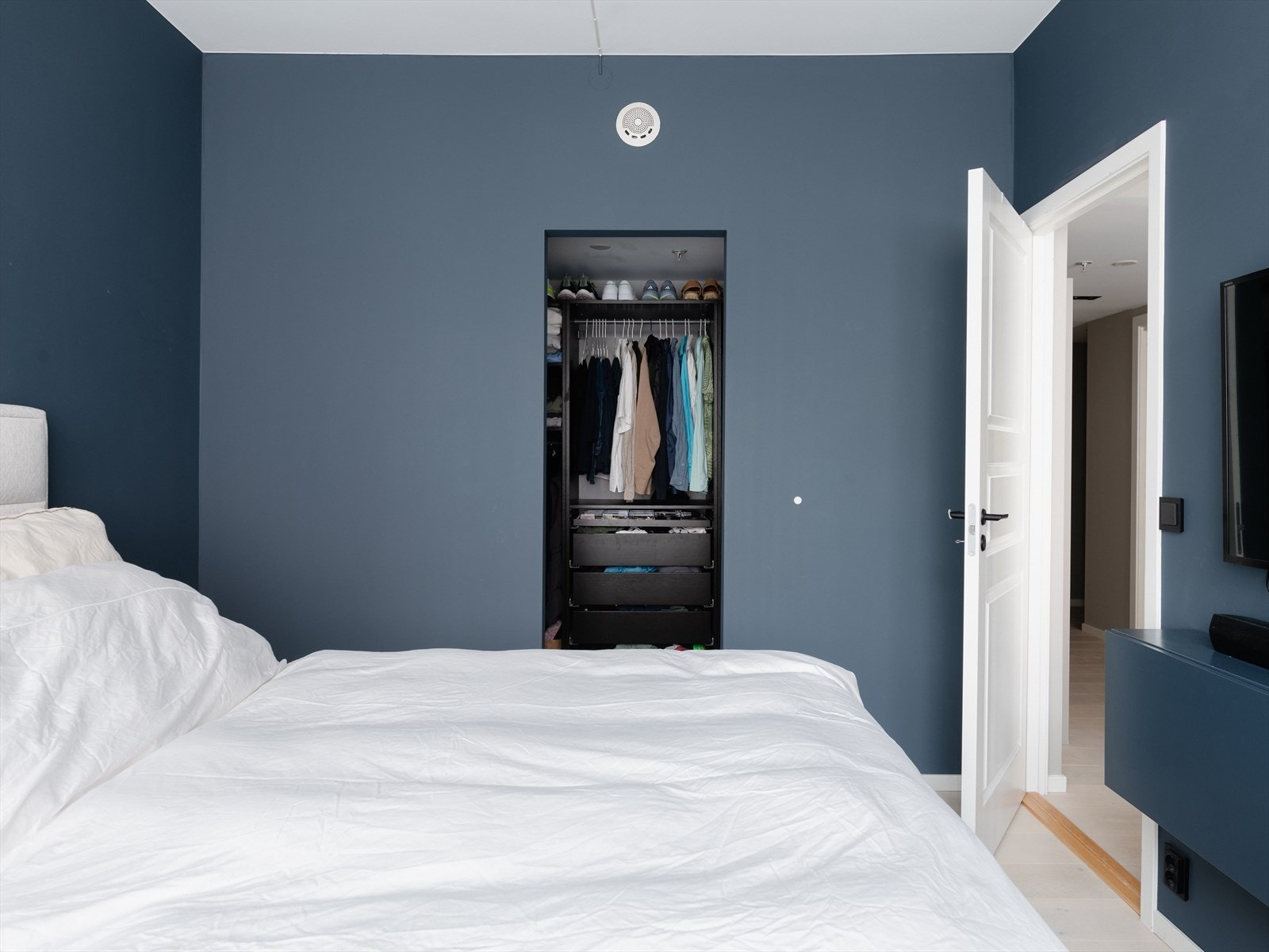 Garderobe/walk-in med PAX innredning som medfølger salget. Galleribilde