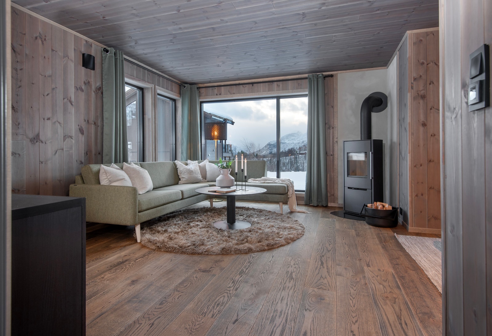 Romslig stue med store vindusflater og flott utsikt. Galleribilde