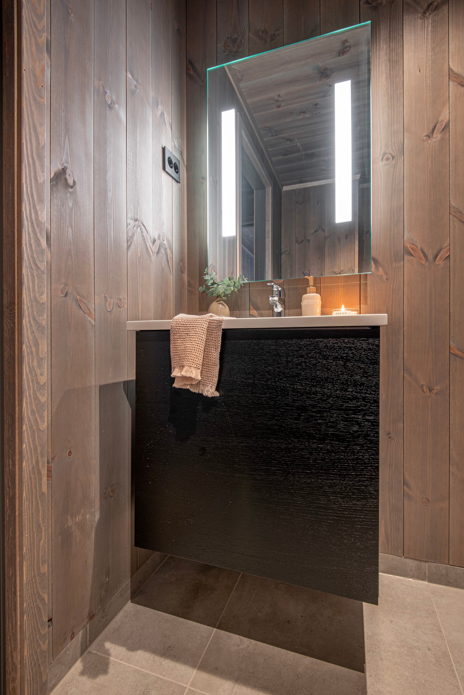 Delikat og praktisk innredet bad. Direkte adgang til sauna med utsikt mot syd. Galleribilde