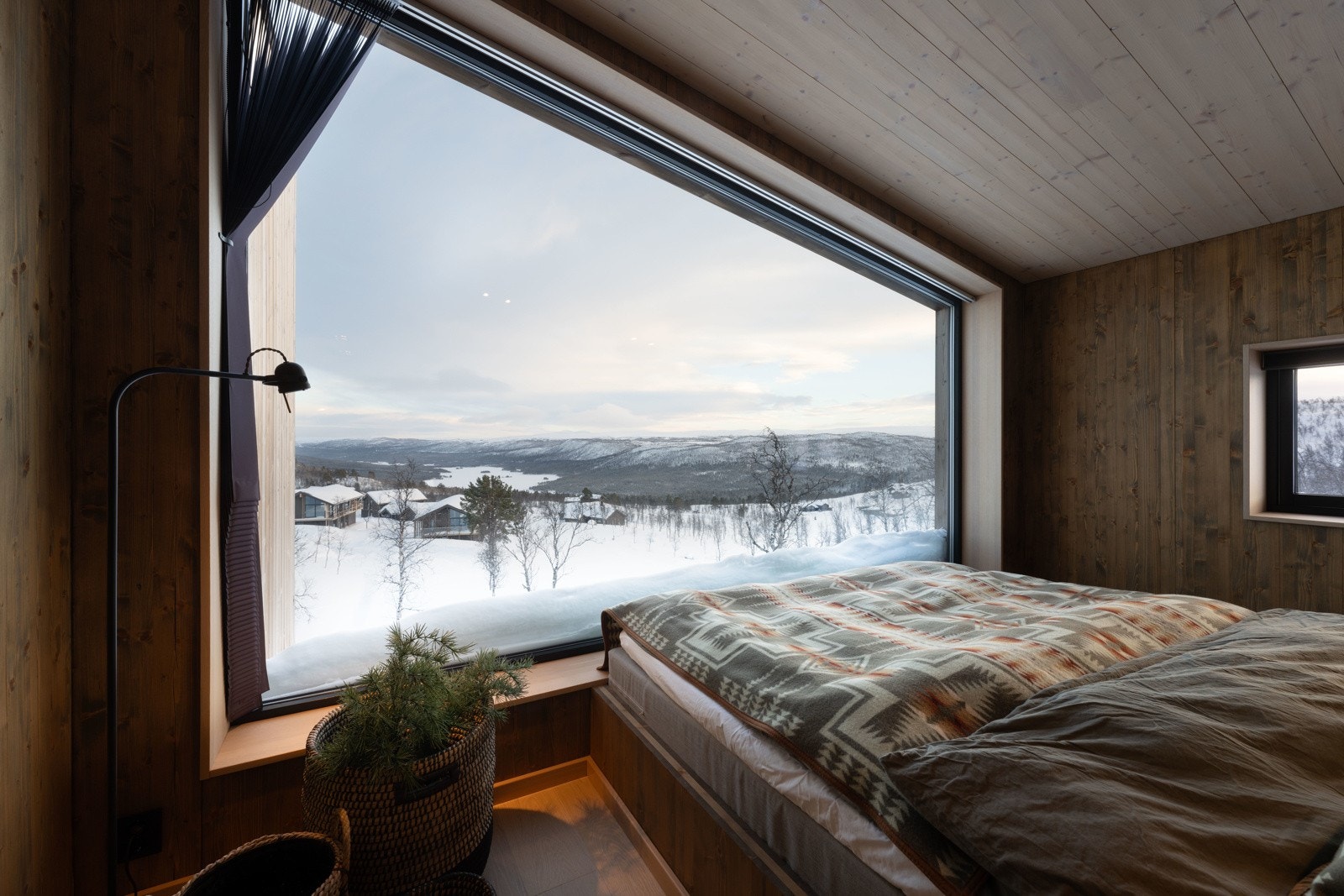 Et av hovedsoverommene hvor følelsen av å være tett på naturen virkelig slår innover deg Galleribilde