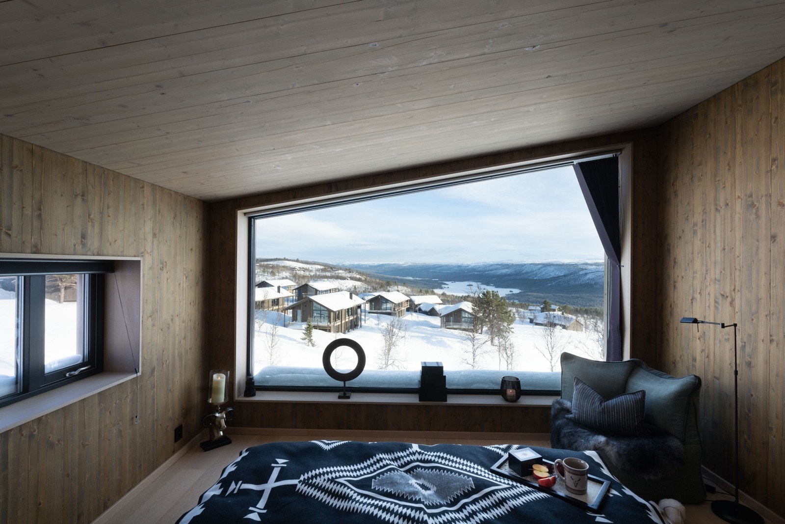 I master soverommet troner du høyt over vakre Skurdalsfjorden Galleribilde
