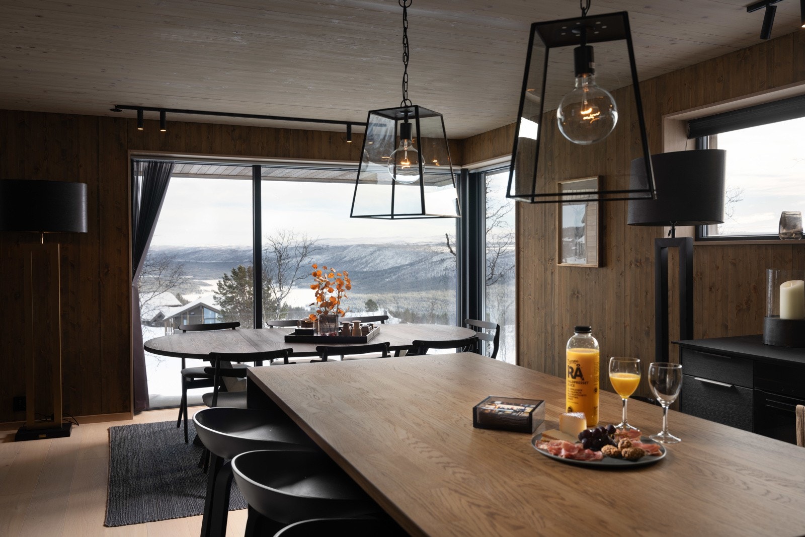Her kan man nyte en bedre middag, noe godt i glasset - og utsikten Galleribilde