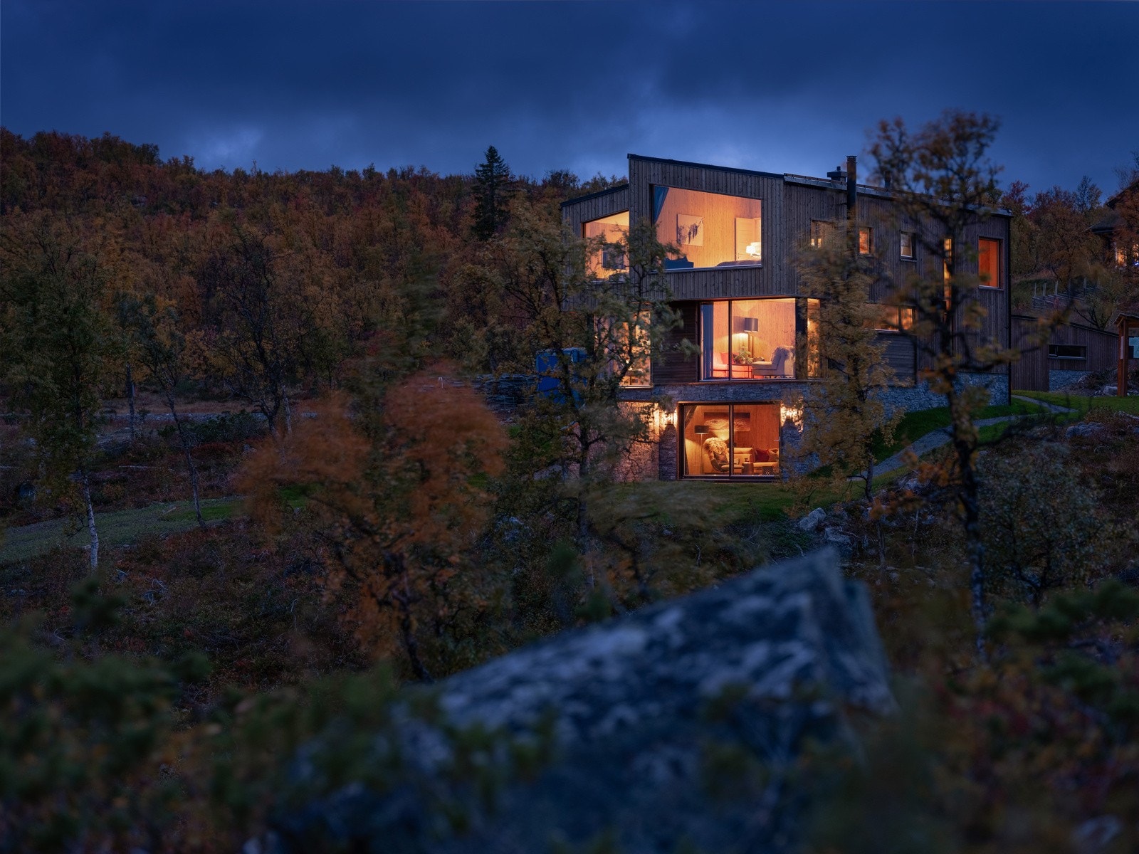 Hytten ligger nydelig i terrenget og har god stemning hele året Galleribilde