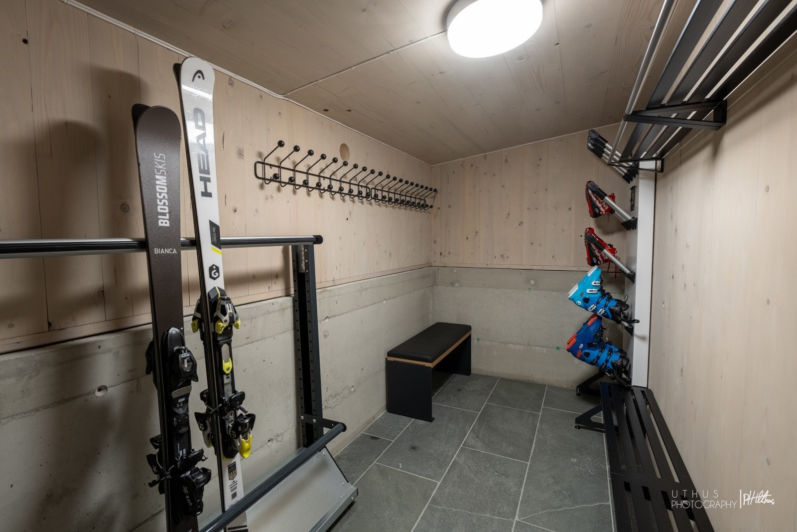Egen sportsbod til hver garasje. Begge med skistativ, knagger, benk og støveltørker til 10 par sko Galleribilde