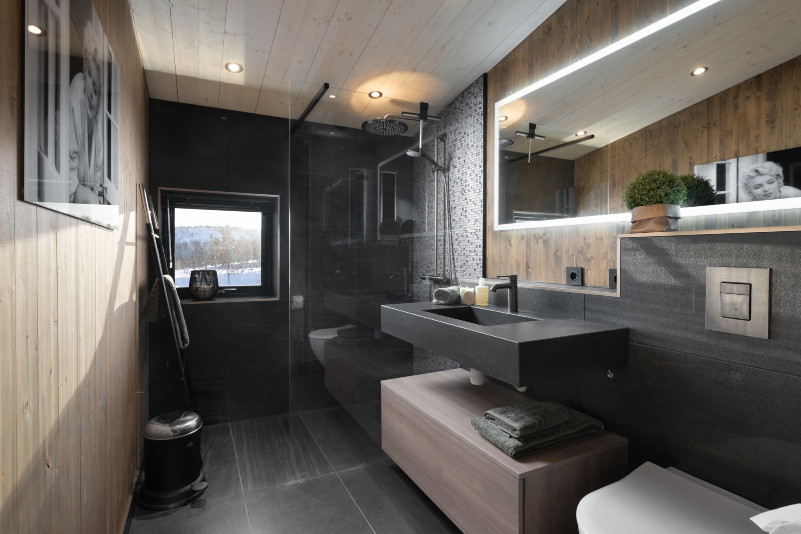 To store, lekre bad i 3. etasje Galleribilde