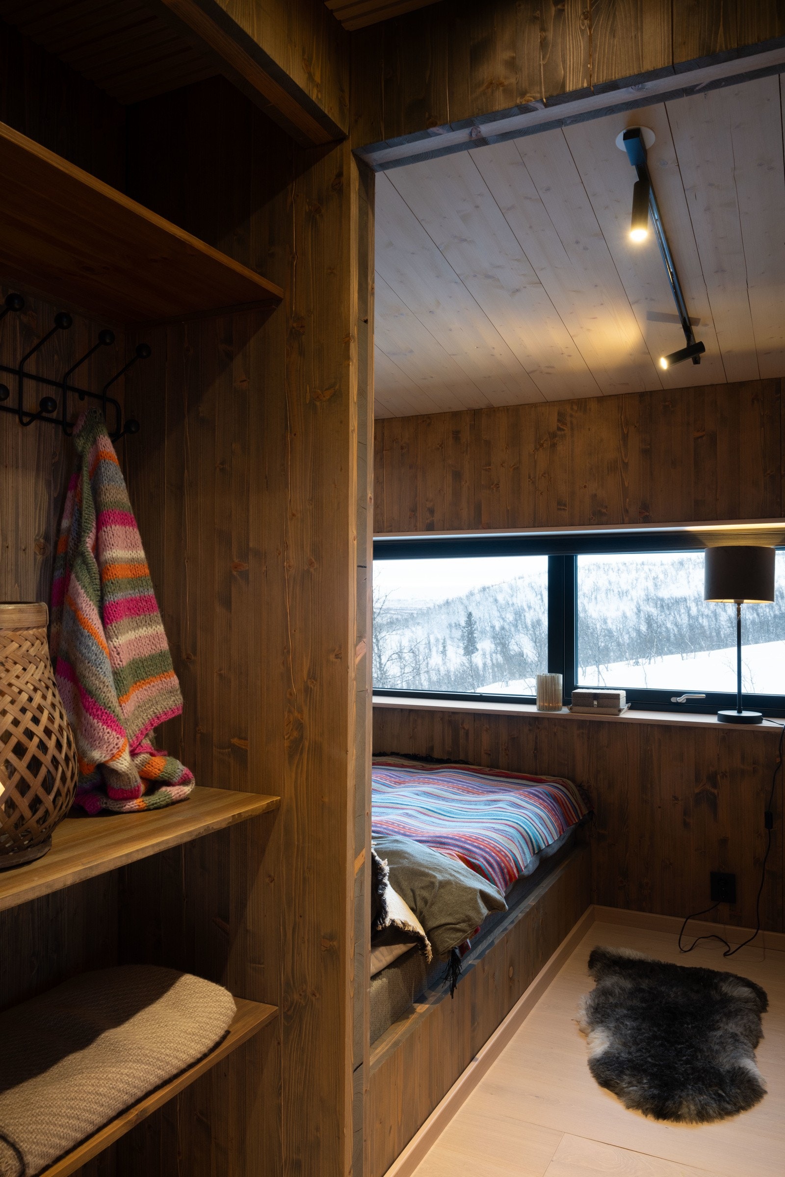 ...alle med forseggjorte garderobeløsninger innredet som delvis walk-in closet Galleribilde