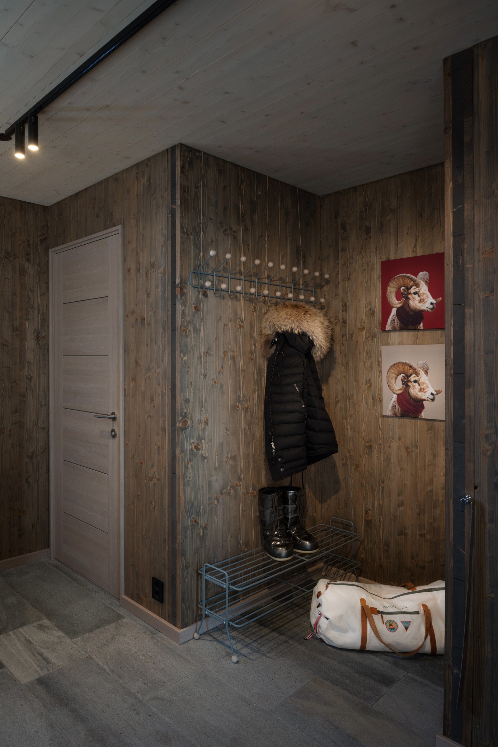 Hovedetasjen har også en entrè med garderobeløsning Galleribilde