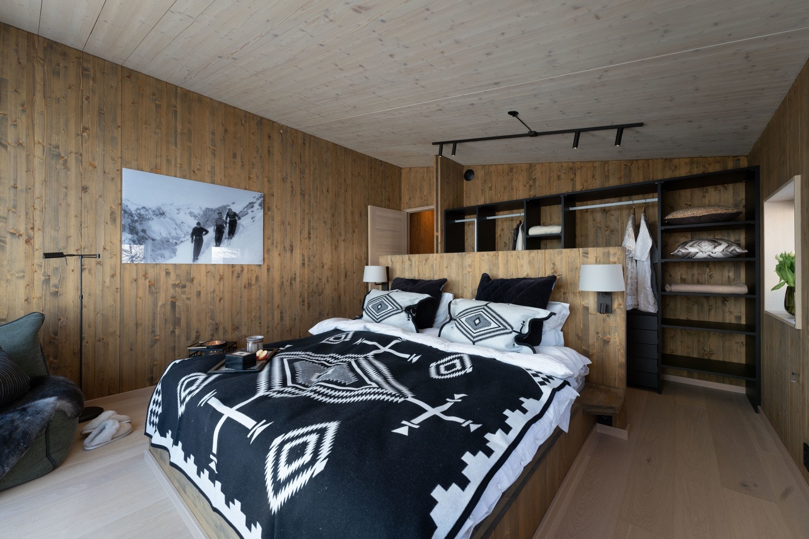 Alle rommene har forseggjorte garderobeløsninger innredet som delvis walk-in closet Galleribilde