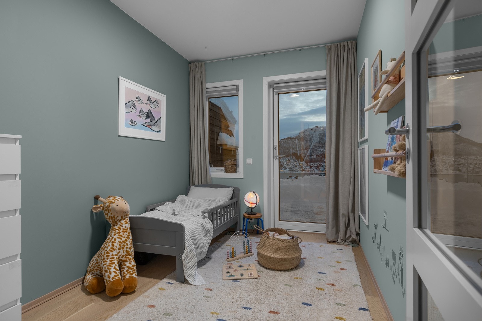 Soverom 2 i denne etasjen er på ca. 7m2 og har adkomst ut til solrik markterrasse Galleribilde