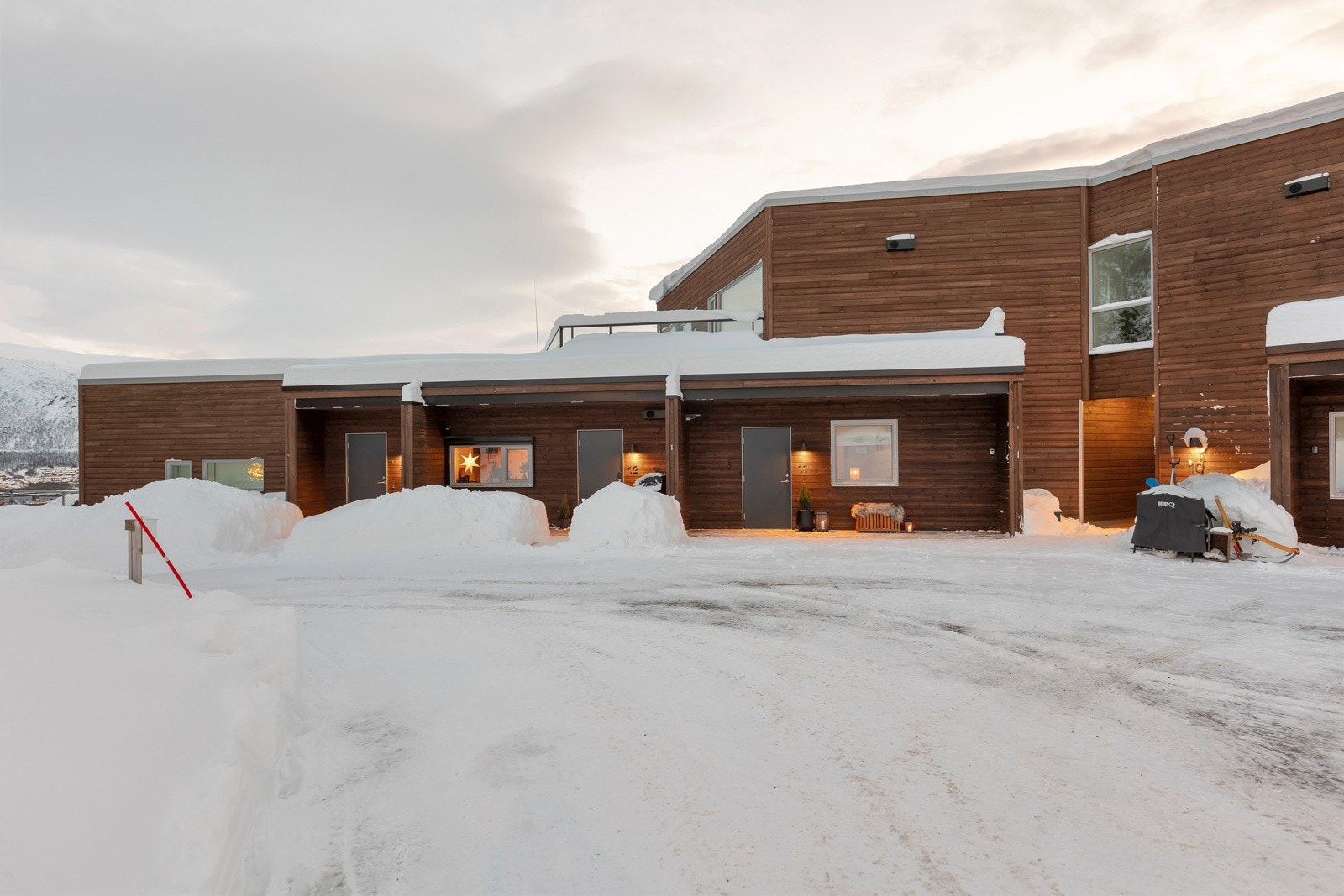 I tillegg til parkeringsplass i felles garasjeanlegg er det gjesteparkeringsplasser nært boligen Galleribilde