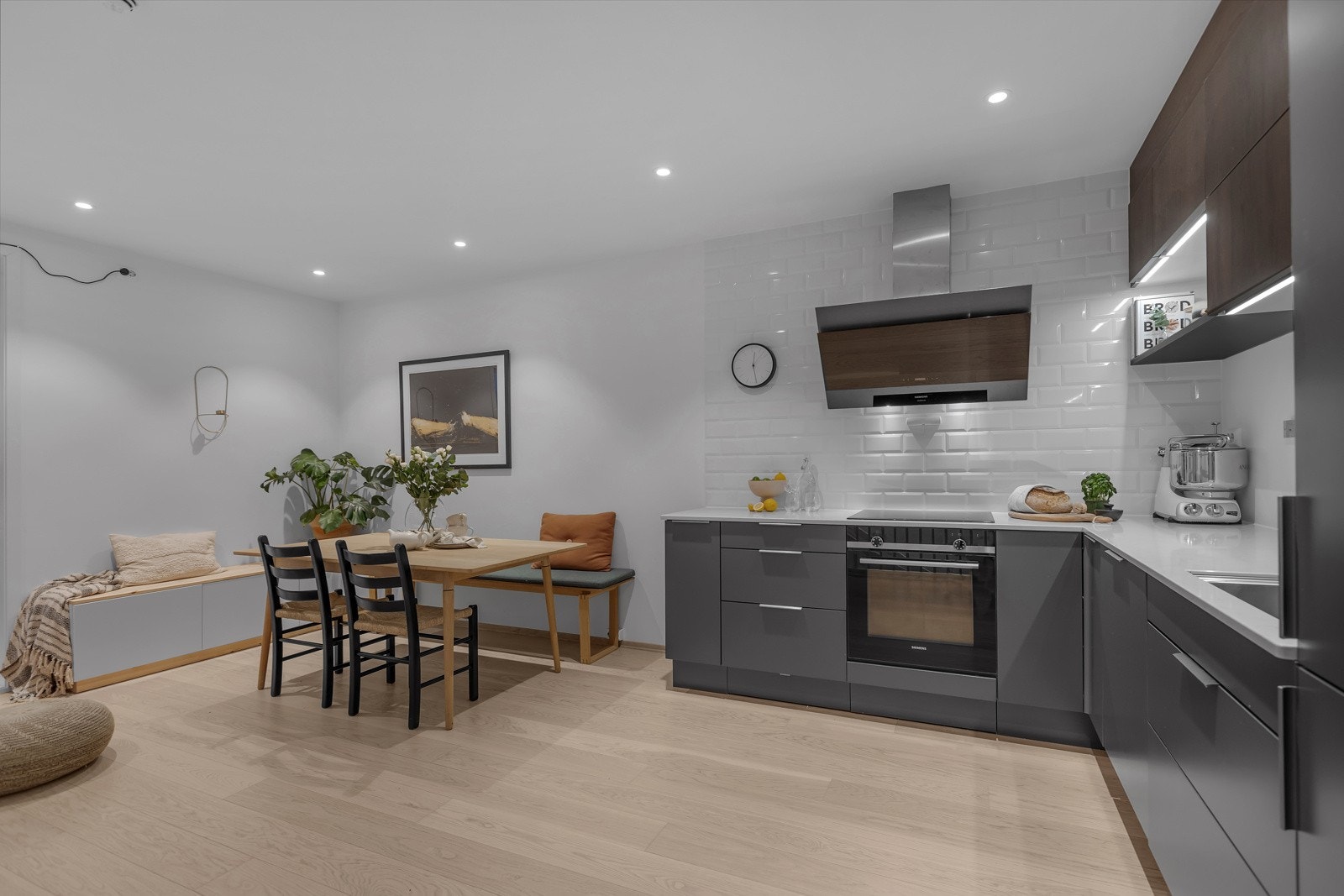 Kjøkkenet er pent, praktisk og betydelig påkostet Galleribilde