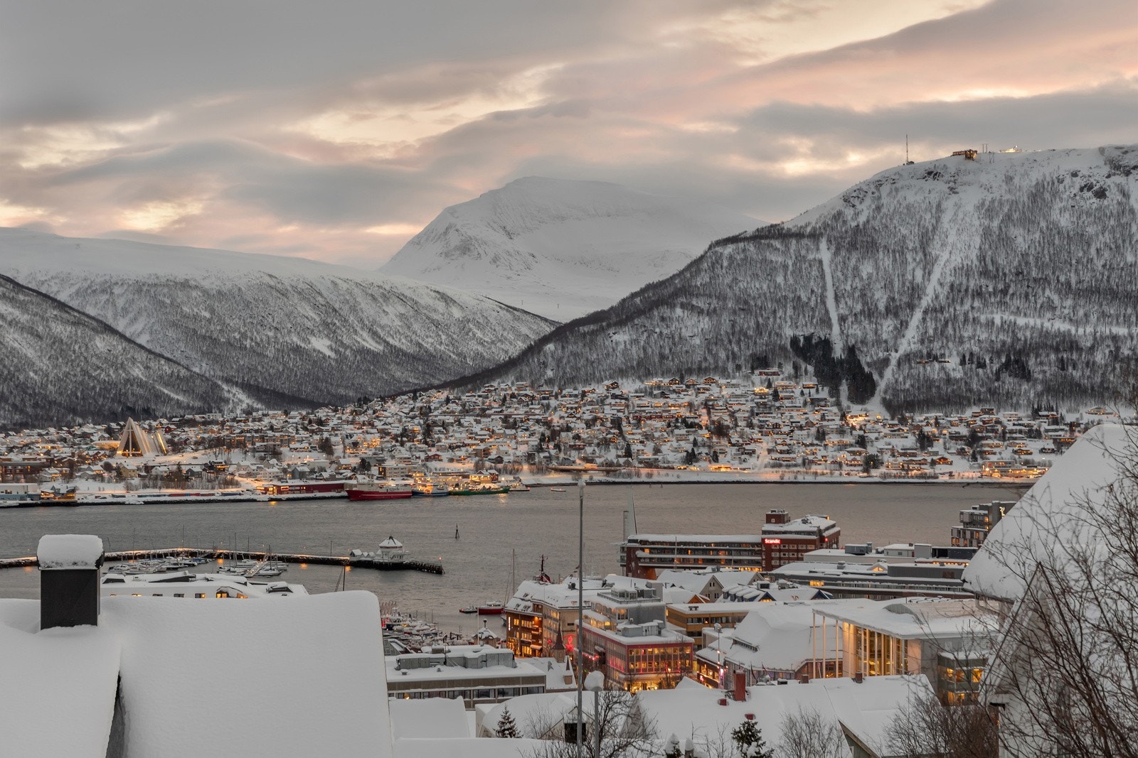 Her har du uhindret utsikt mot sundet og fastlandet med de kjente landemerkene; Ishavskatedralen, Fjellheisen og Tromsdalstinden Galleribilde