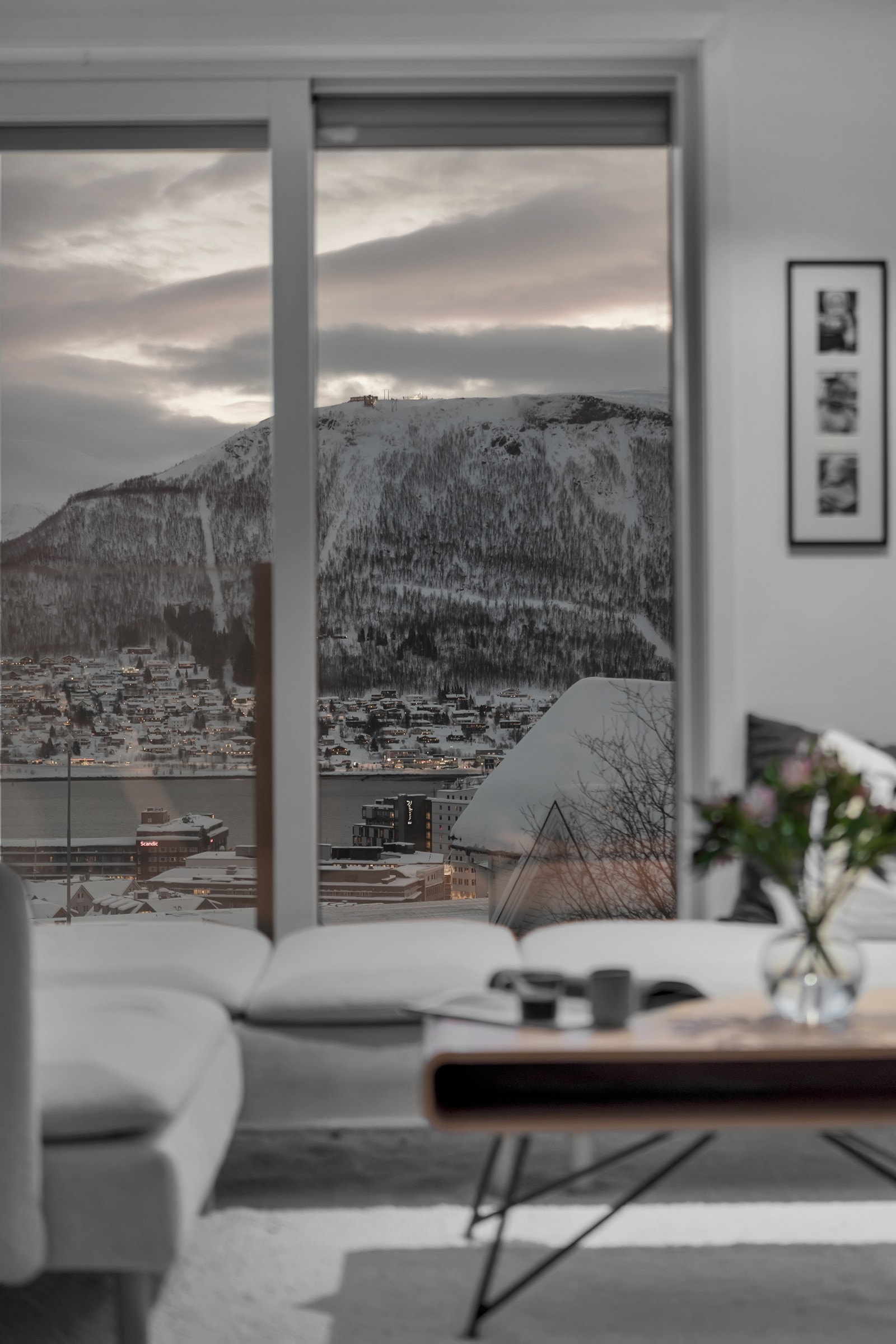 Stuen er lys, har store vindusflater og nyter fantastisk utsikt Galleribilde