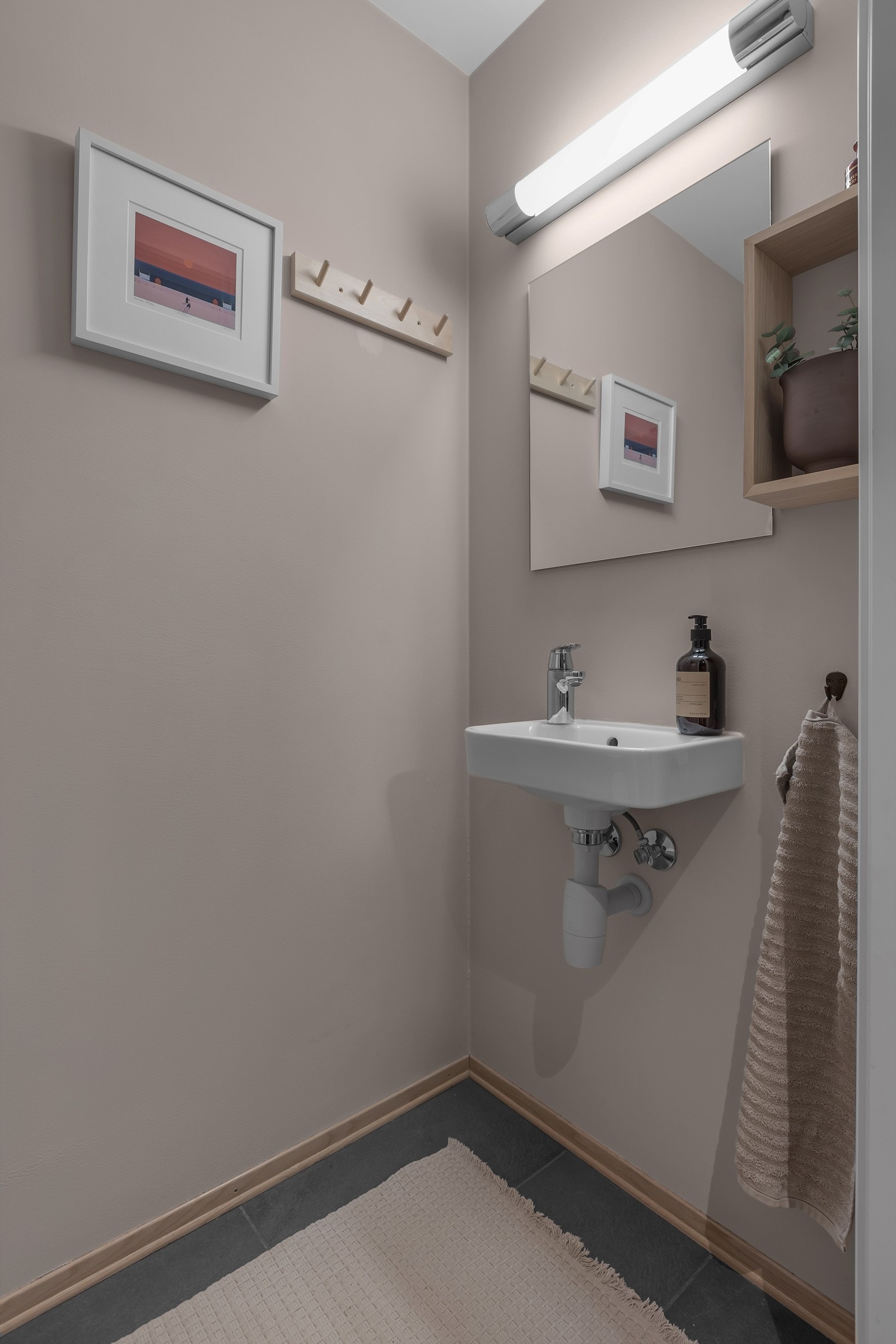 Rett over gangen fra soverom 1 finner du et praktisk gjestetoalett Galleribilde