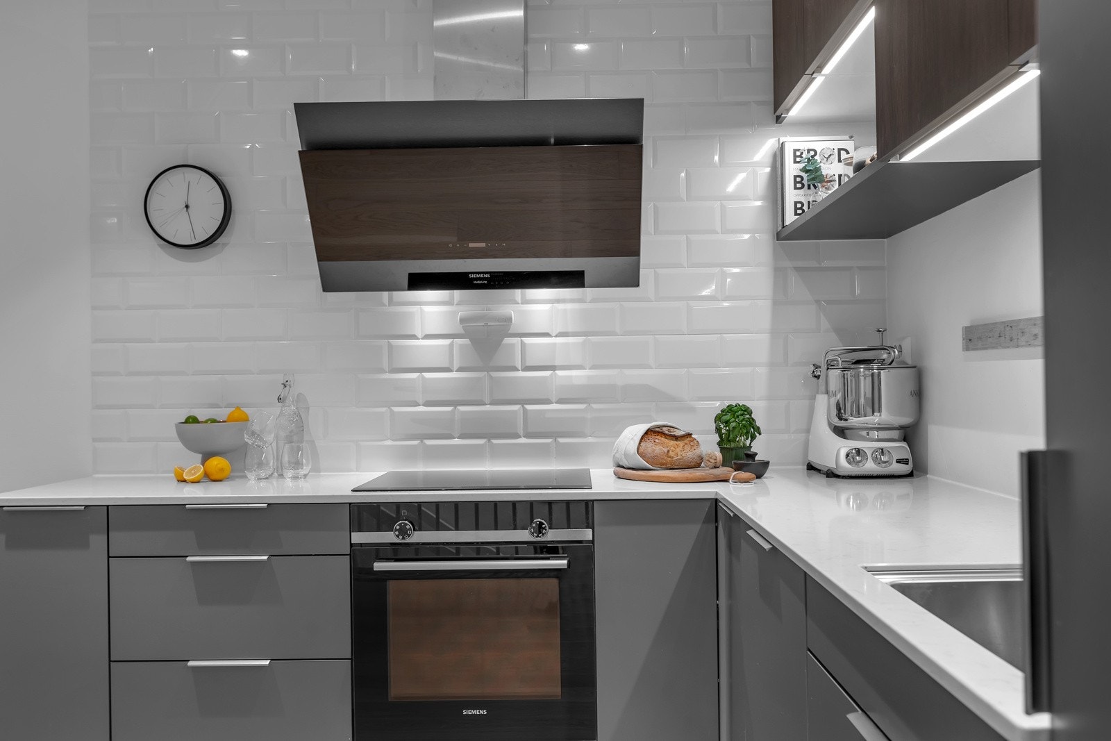Samtlige hvitevarer er integrerte. Flotte fliser som baksplash over kjøkkenbenk Galleribilde