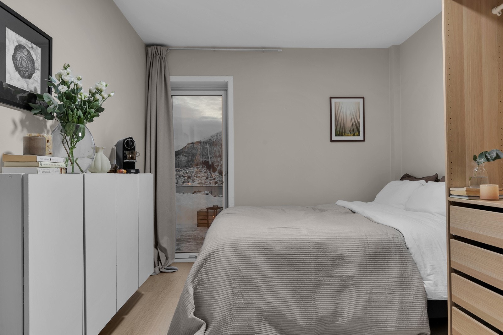 Her finner du rikelig med plass til både dobbeltseng og garderobe Galleribilde