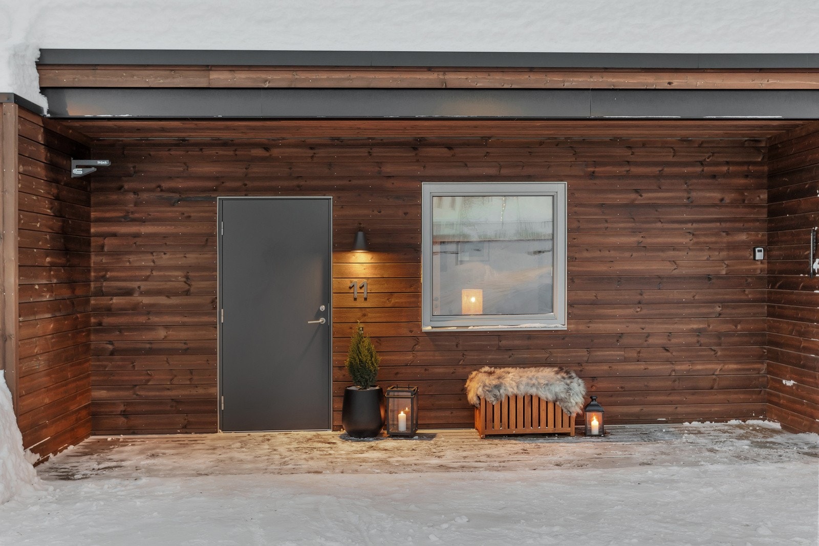 Velkommen hit! Boligen har eget inngangsparti. - Her kan man sitte under tak å nyte ettermiddag og sen kveldssol Galleribilde