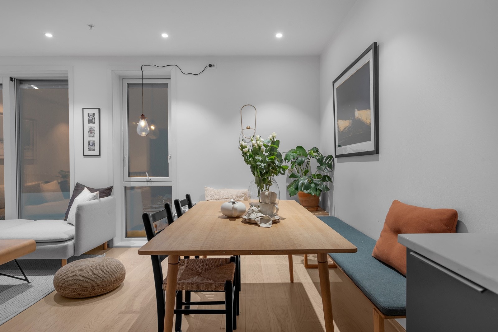 Du finner fin plass til både daglig- og spisestue Galleribilde