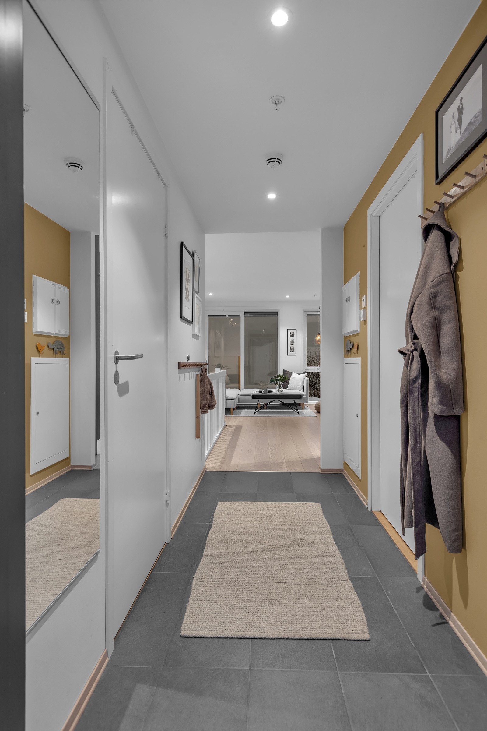 Gangen leder deg videre til stue og kjøkken Galleribilde