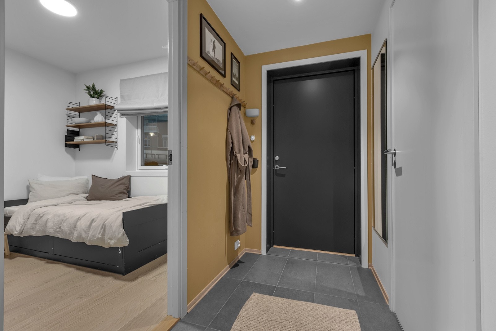 Det første som møter deg er dette fine inngangspartiet som leder til gjestetoalett og boligens 1. soveorm Galleribilde