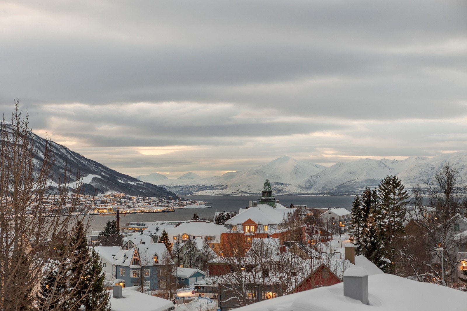 Boligen er plassert på et høydedrag som gir nydelig utsikt over næromådet, sentrum, mot fastlandet og ut mot Balsfjorden Galleribilde