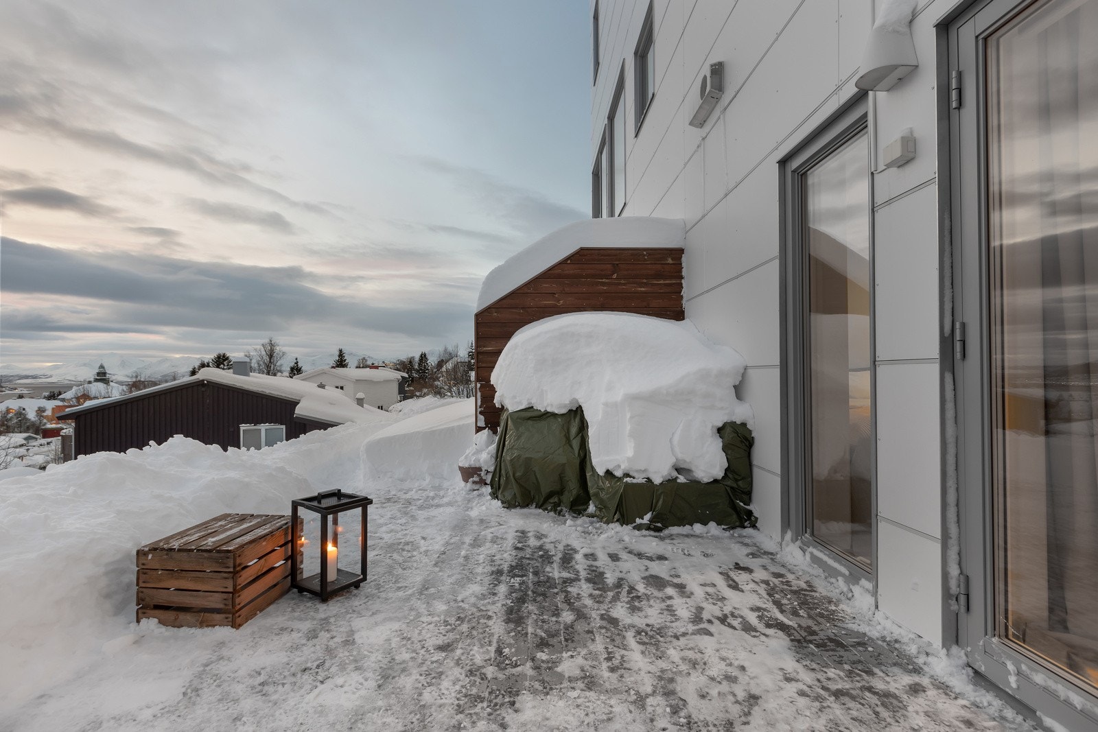 Boligen har en solrik og fin markterrasse på 14m2 hvor solen nytes fra tidlig morgen til ettermiddag Galleribilde
