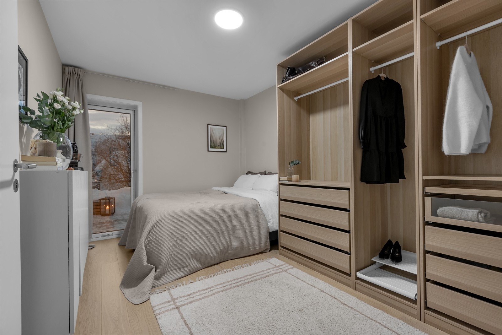 Det største soverommet er på 12m2 og har direkte tilgang til walk-in garderobe/bod. Vindu mot øst som åpner mot solrik markterrasse Galleribilde