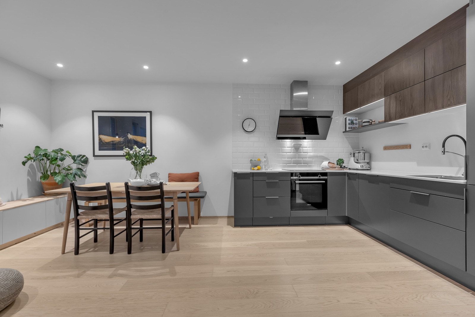 Stue og kjøkken er i åpen løsning. Rommet er i underkant av 30m2 Galleribilde