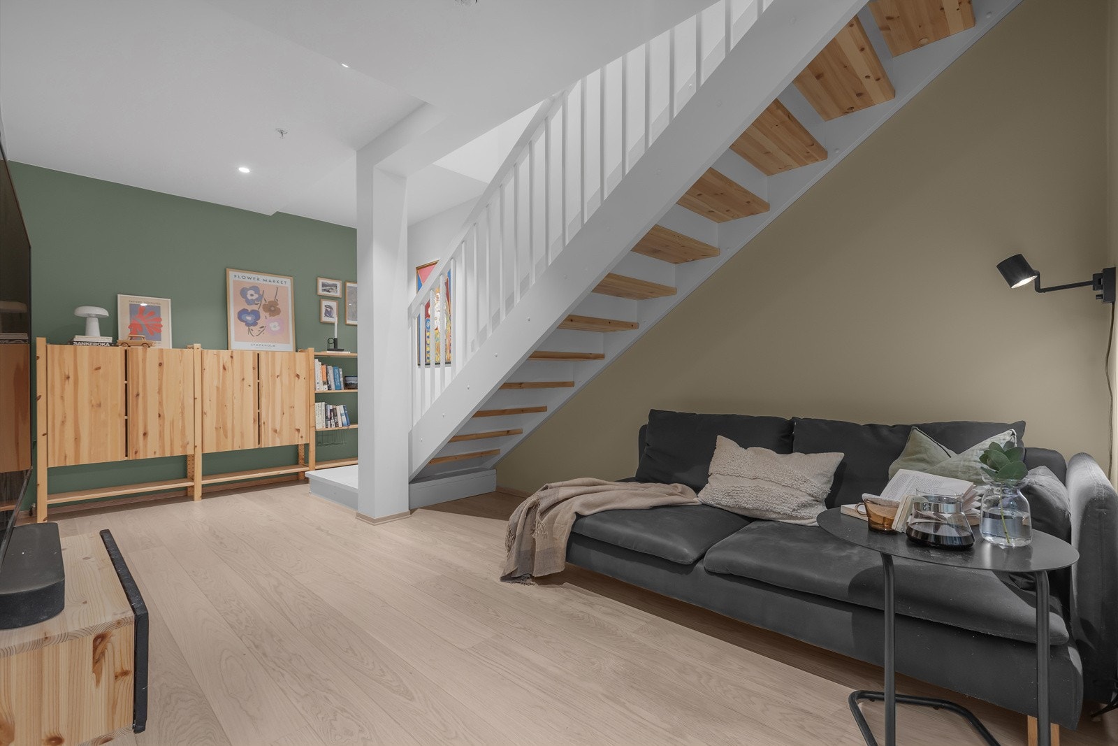 Koselig og praktisk TV-stue utenfor soverommene Galleribilde