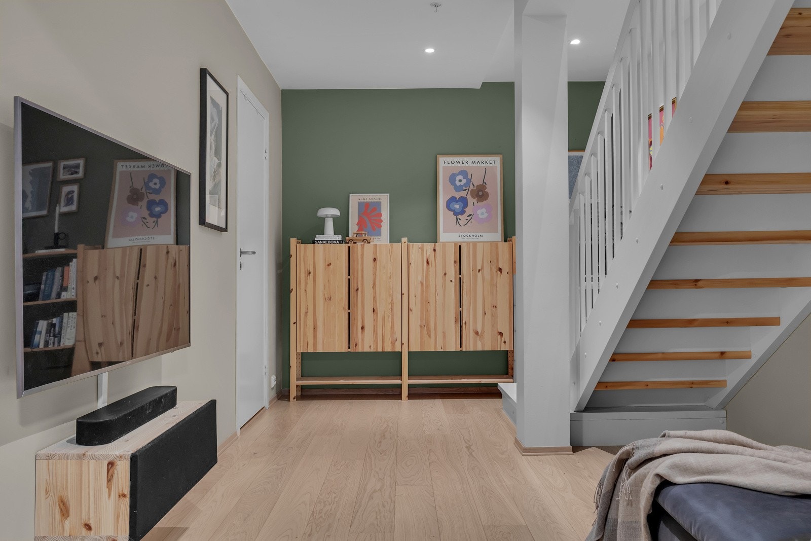 Underetasjen består av TV-stue, 2 soverom og walk-in garderobe/bod Galleribilde