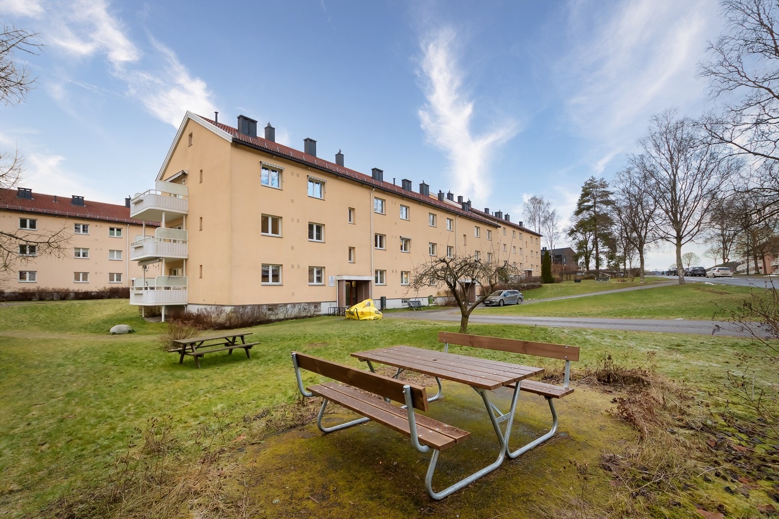 Borettslaget har parkeringsplasser til leie for beboerne med elbillader Galleribilde