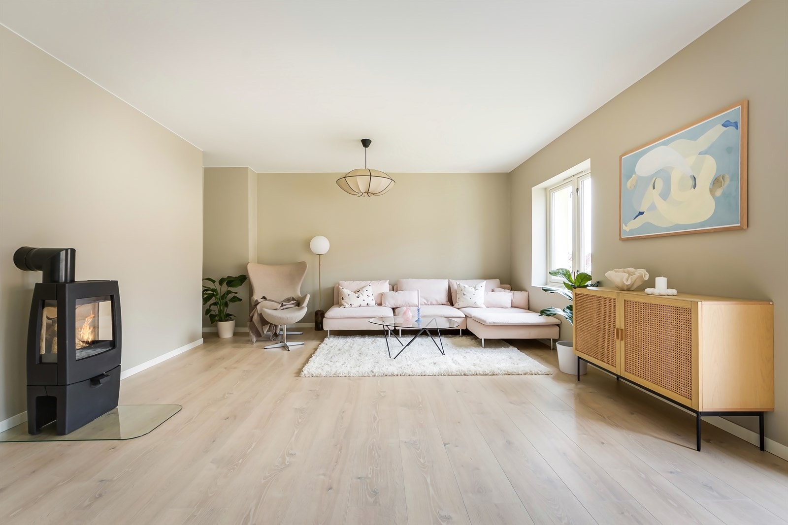En stor og hyggelig stue med god plass til sofagruppe, spisebord og annet møblement Galleribilde