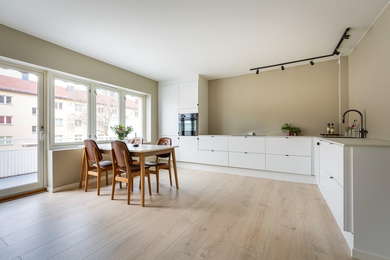 Leiligheten har et moderne dansk AUBO kjøkken fra 2024 med stilren innredning Galleribilde