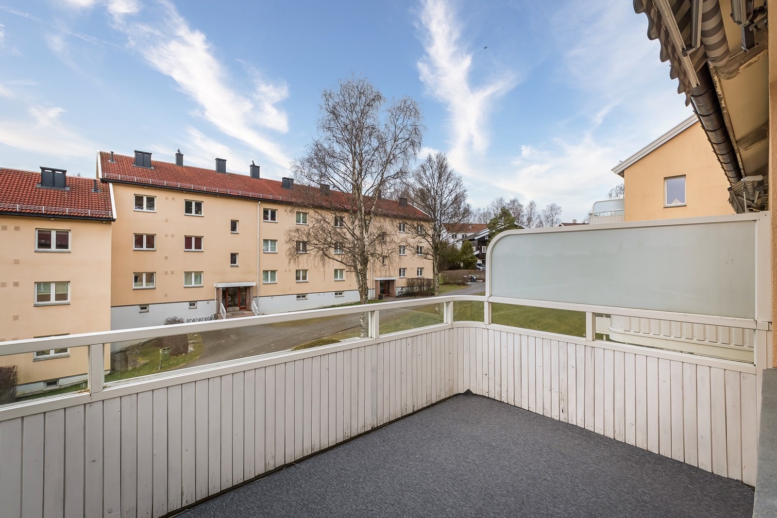 Det er god plass for sittegruppe, grill og beplantning - nyt late sommerdager her! Galleribilde