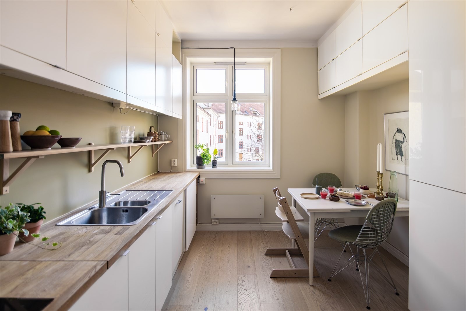 Kjøkkenet har rikelig med skap og benkeplass, glatte fronter, heltre benkeplate med nedfelt vask og skyllekum, samt belysning over benkeplaten for god arbeidsbelysning. Galleribilde