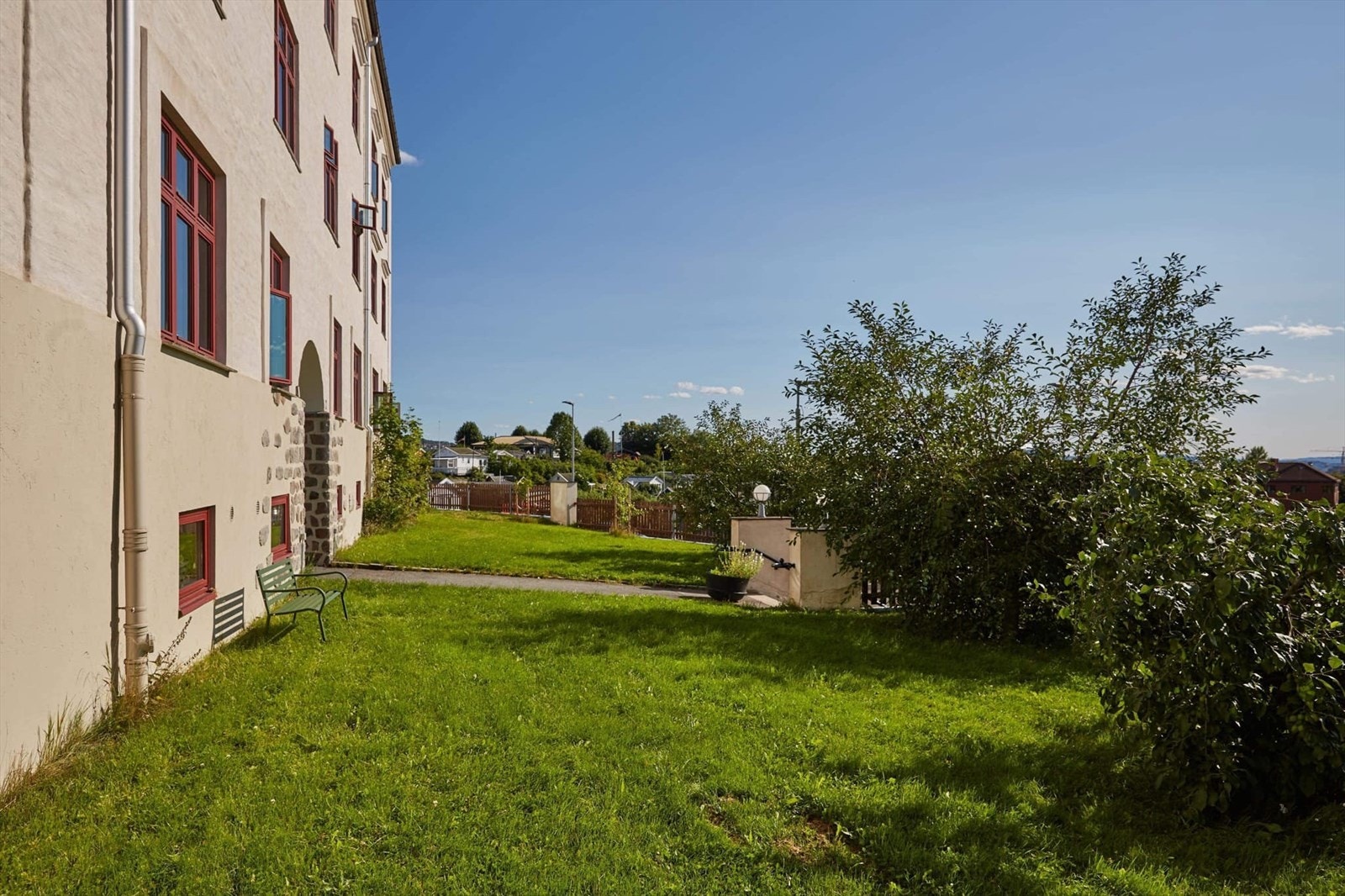 I bakgården og i hagen foran gården er det mange felles frukttrær: Eple, rips, solbær, kirsebær, moreller, plommer og nyper - i tillegg til rabarbra og beboernes egne parsellkasser. Galleribilde