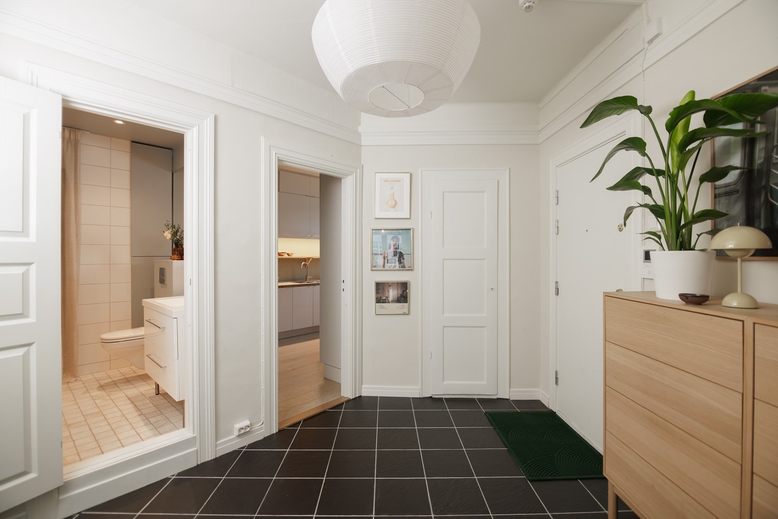 Fra gangen er det adkomst til både hovedsoverommet, baderom, innvendig bod og kjøkken. Vi går videre til kjøkkenet. Galleribilde