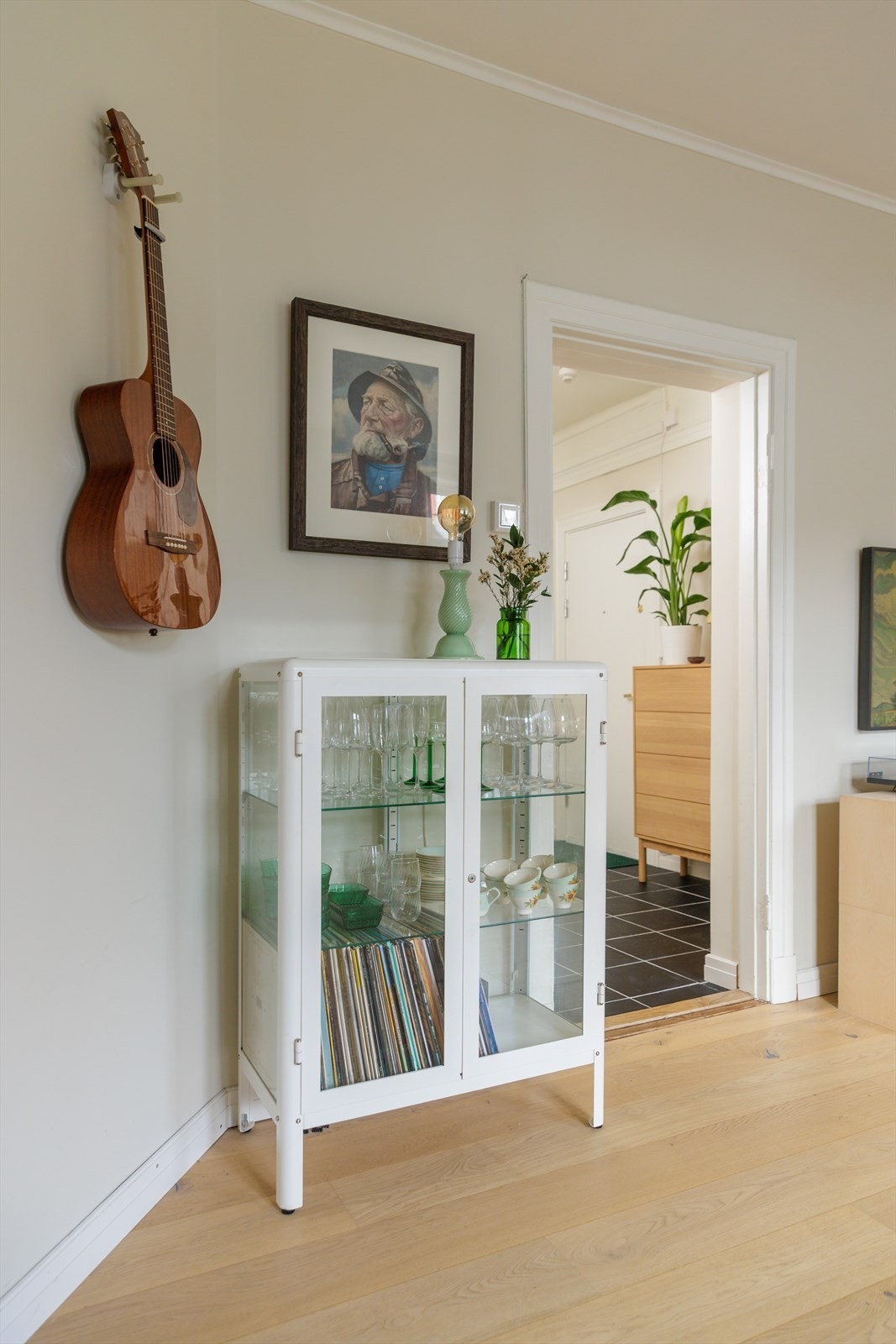 Leiligheten har nymalte flater samt nye parkettgulv ble lagt i stue, kjøkken og begge soverommene i 2019. Galleribilde