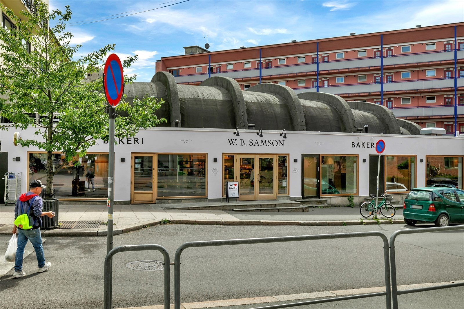 Leiligheten har også nærhet til kaféer og andre spisesteder. Galleribilde