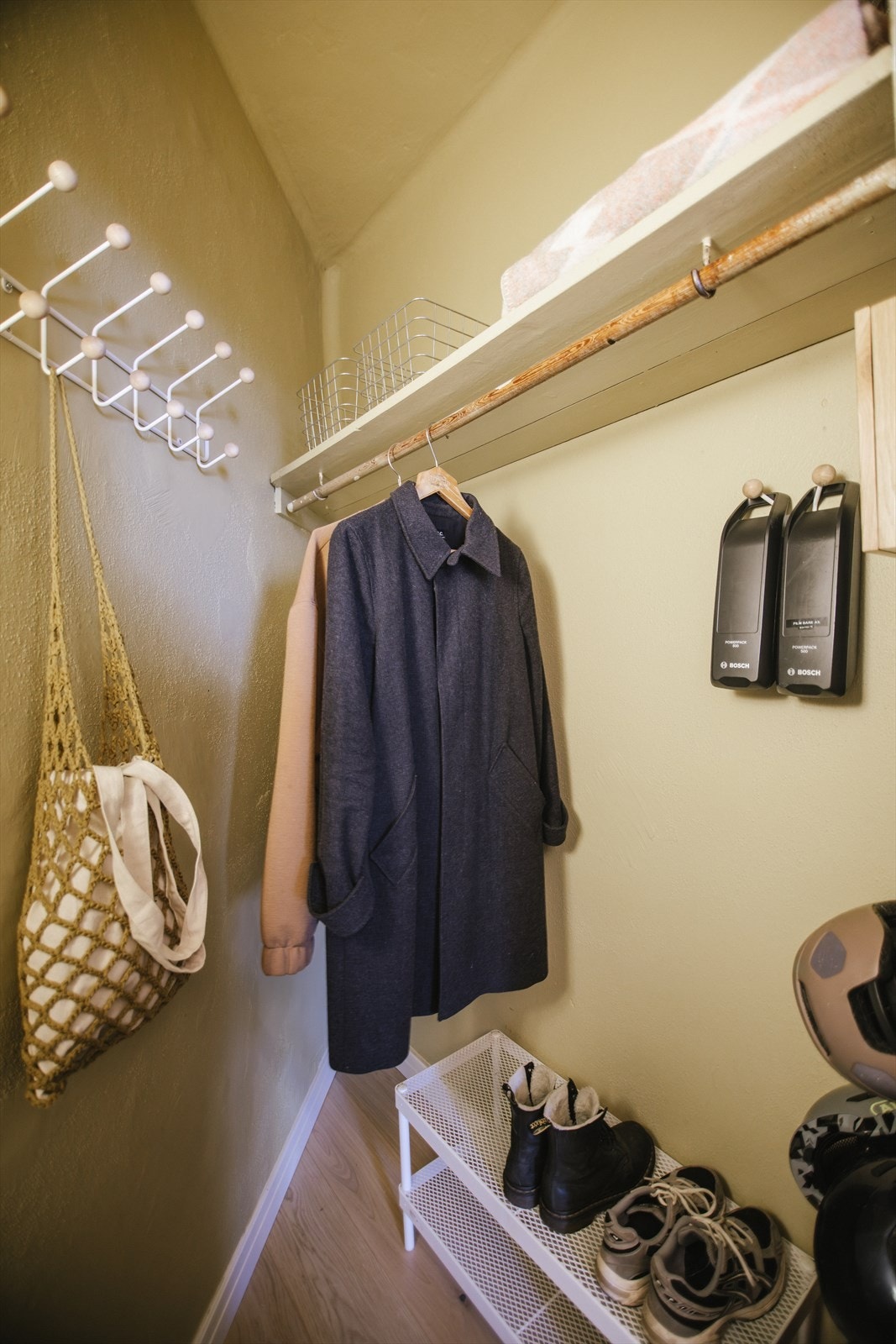 Fra entréen er det direkte adkomst til en praktisk innvendig bod med rikelig plass til klær, sko og annet utstyr. Denne boden bidrar til å holde boligen ryddig og organisert, samtidig som den gir enkel tilgang til det du trenger i hverdagen. Galleribilde