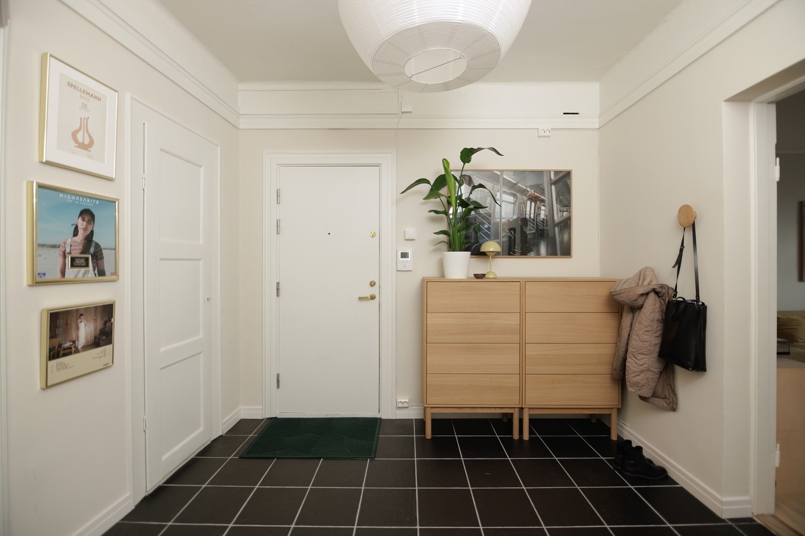 Leiligheten har en innbydende og romslig entré som gir et varmt og velkommende førsteinntrykk. Galleribilde