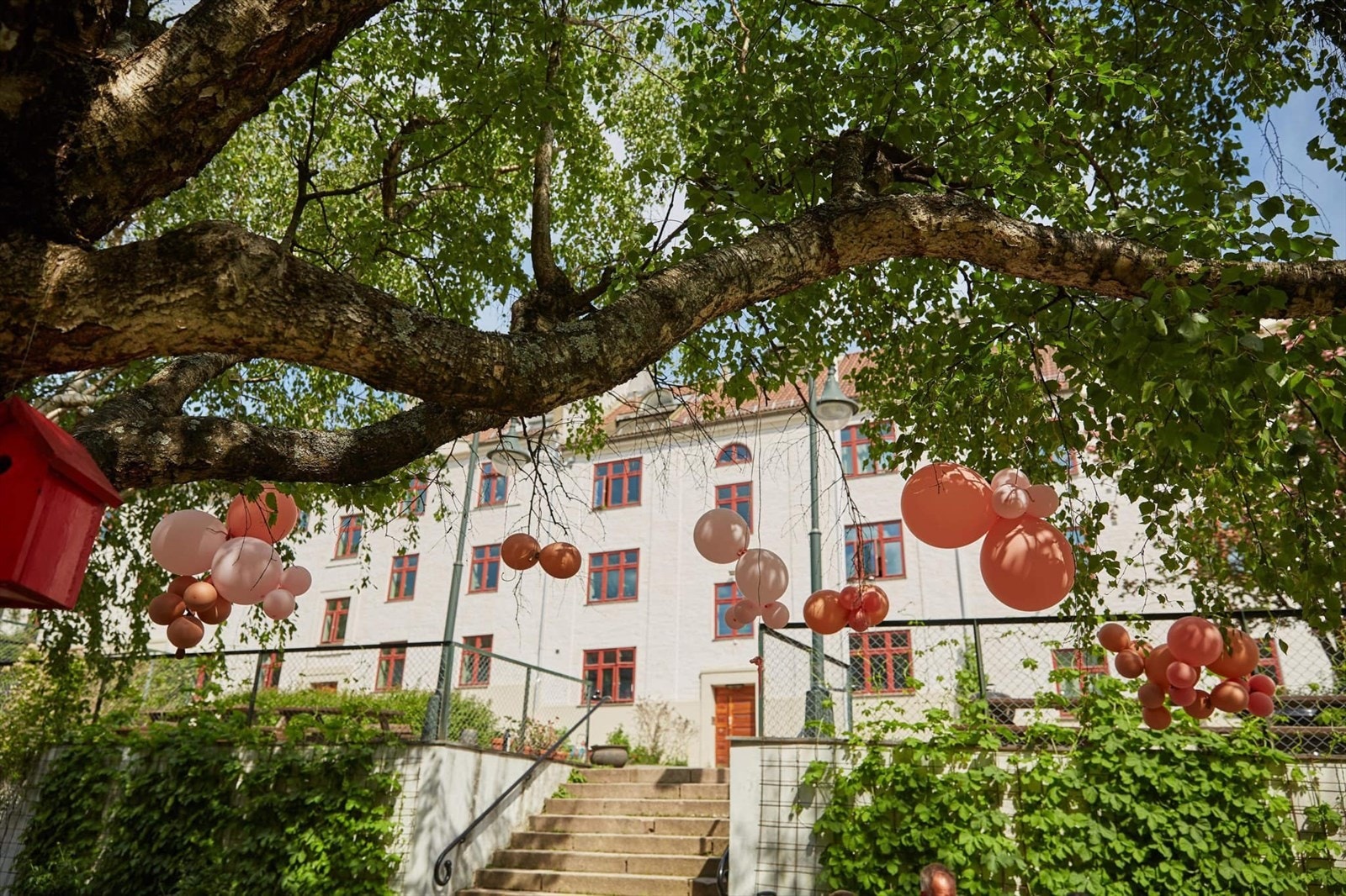 Selger sier at Borettslaget Rosenhoff kvartal 3 ligger perfekt til, med kort avstand til sentrum, samtidig som det er et område med spennende utvikling som er interessant å følge med på. Galleribilde