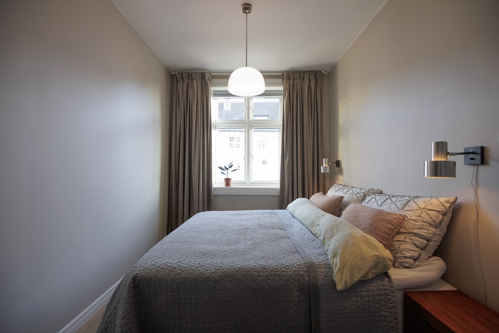 Blandingen av delikate fargevalg på veggene og store vindusflater gir rommet en behagelig følelse. Galleribilde