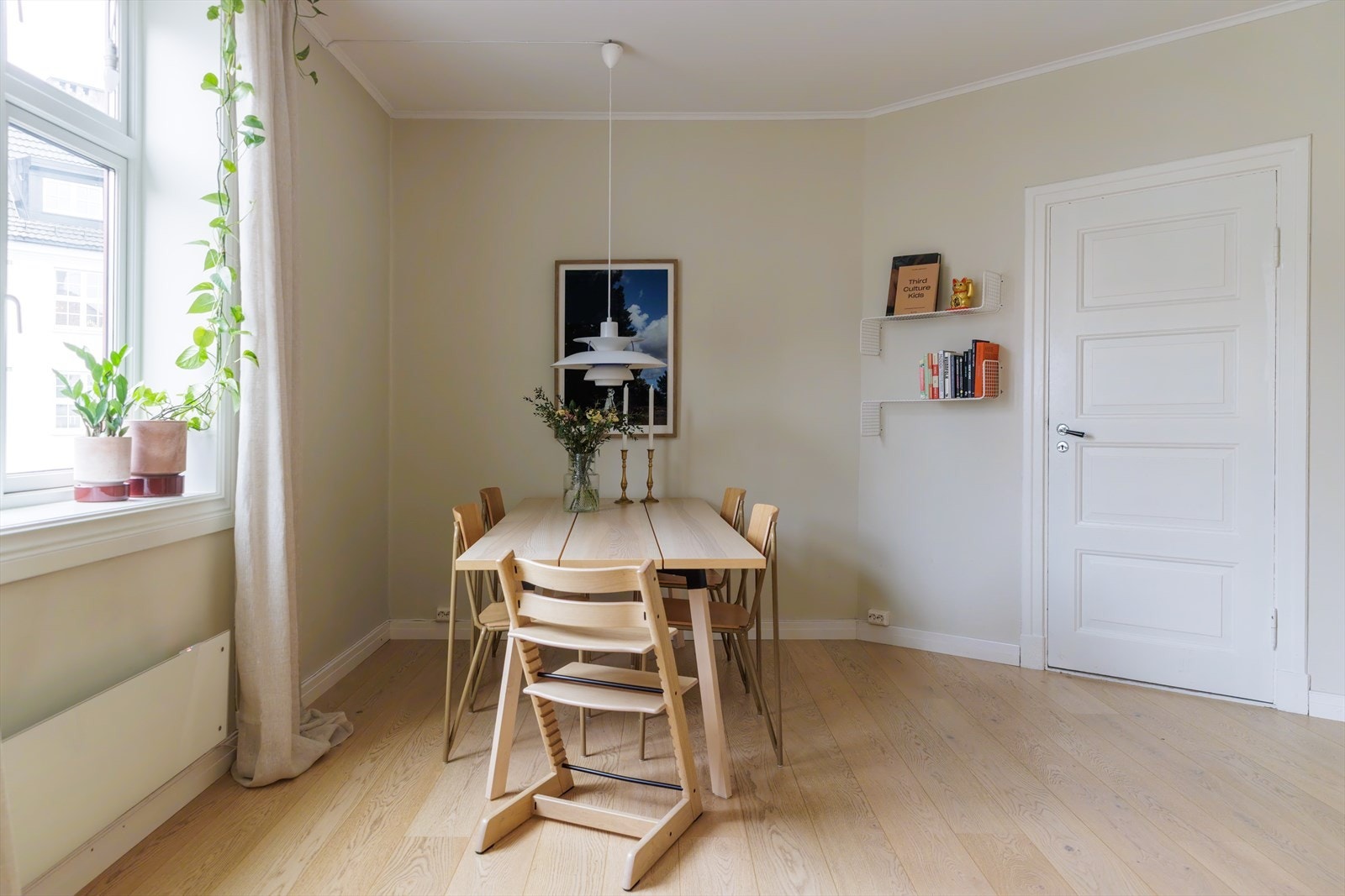 I stuen er det også god plass til et stort spisebord, som gir deg muligheten til å ha gjester på besøk og skape minneverdige måltider og hyggelige samlinger. Galleribilde