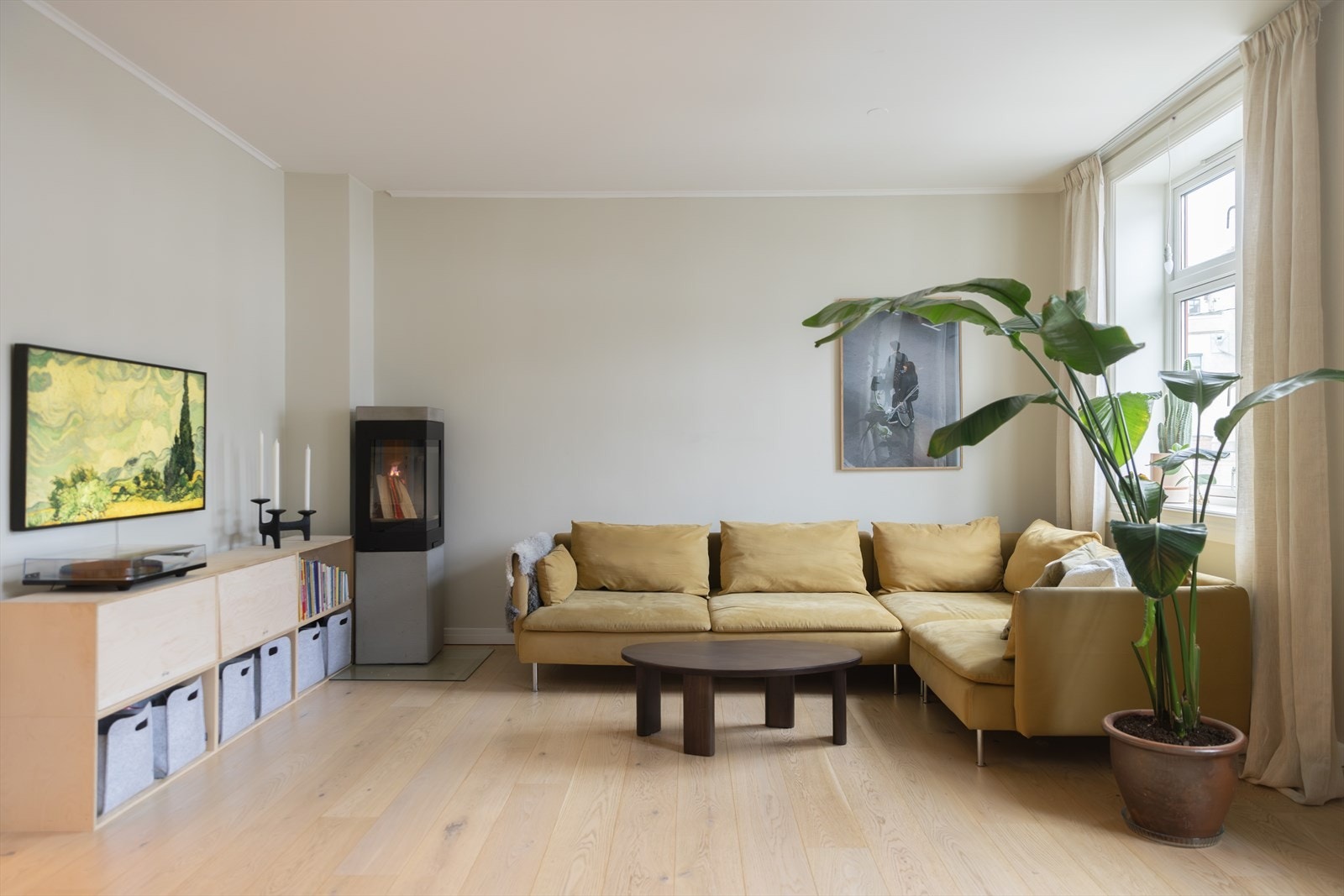 Leiligheten ble blant annet overflateoppusset i 2019, med ny parkett på gulvet og nymalte flater i delikate, lune fargetoner. Galleribilde