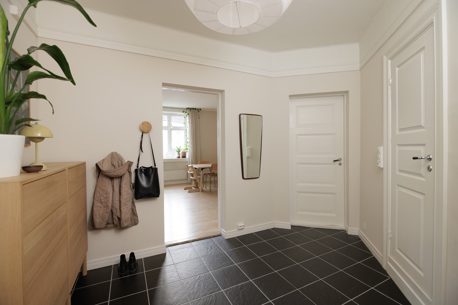 Stor, flislagt entré/gang, perfekt for en barnefamilie med vogn. Her er det god plass til å organisere klær, sko og annet utstyr, samtidig som det gir en praktisk og romslig inngang til resten av boligen. Galleribilde